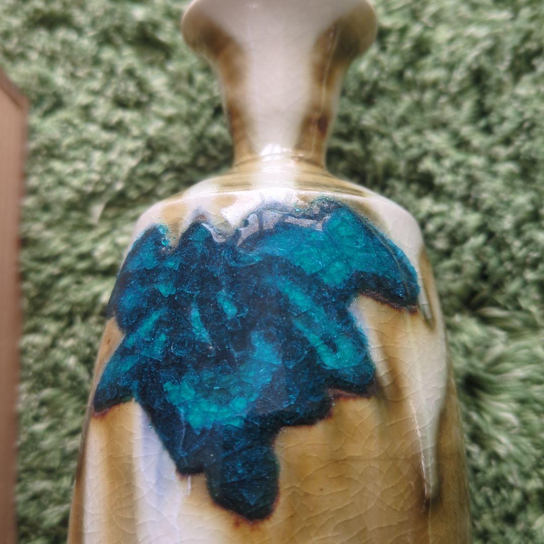 青緑色の葉模様の陶器花瓶