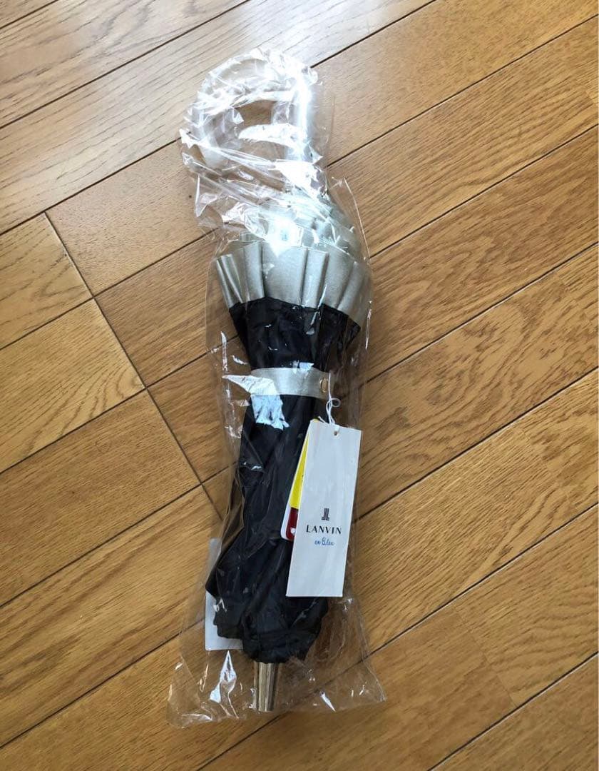 フリル付き黒い折りたたみ日傘