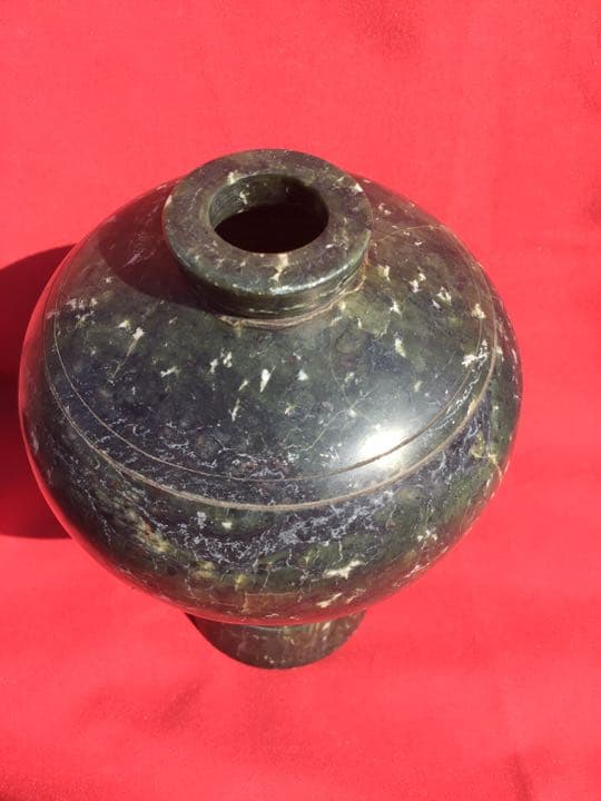 花瓶 和田绿玉梅瓶。花入