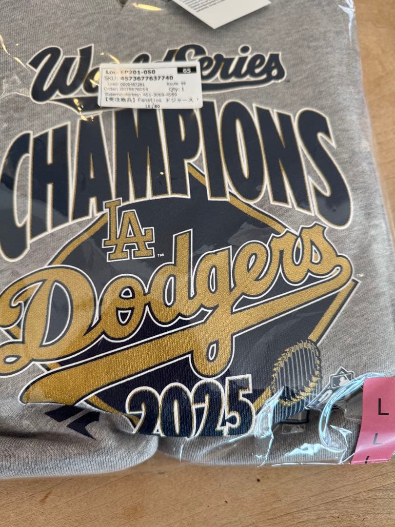 LA Dodgers 2025 ワールドチャンピオンフーディ(パーカー)未使用品