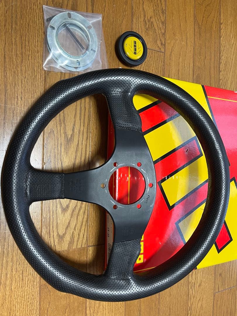 MOMO ステアリングホイール 黒 ハブリング付き