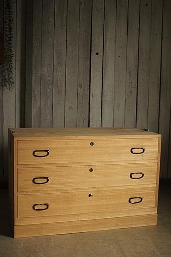 古い木製のチェスト　引き出し3段　桐箪笥