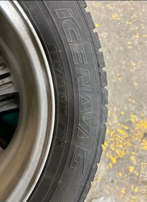 スタッドレスタイヤ＋16インチ アルミホイール205-60-16