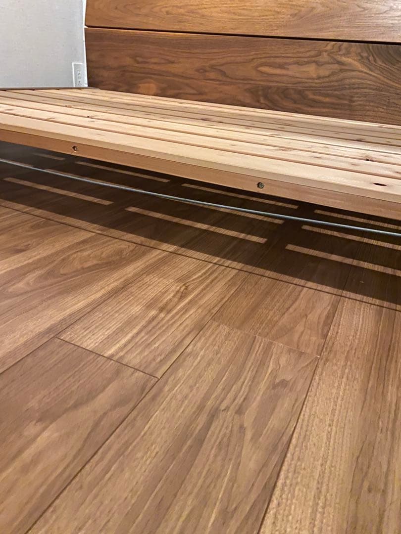 木製　ワイドダブルベッドフレーム　木目の美しいウォールナット無垢