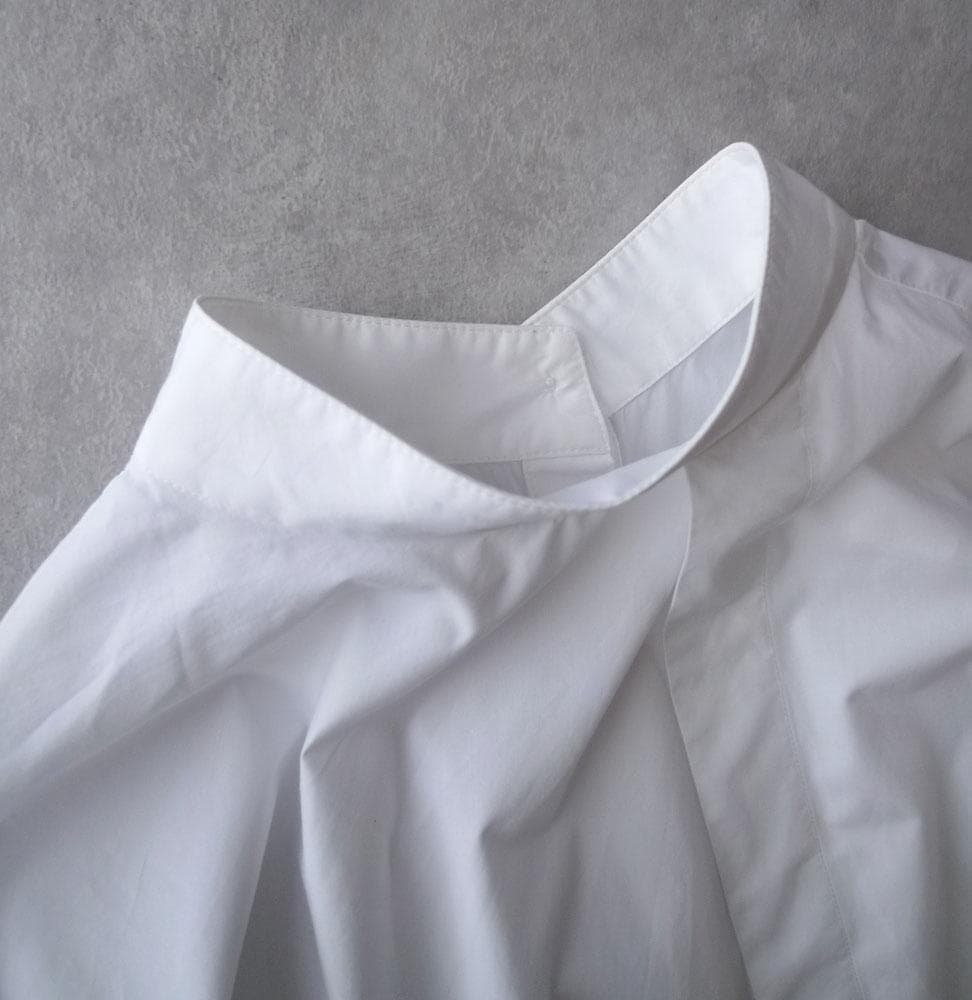 美品 CLANE 2,4万円 スリットのブラウス ホワイト クラネ B411