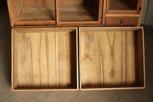 古い木枠のガラス戸棚　木製引き出し6杯