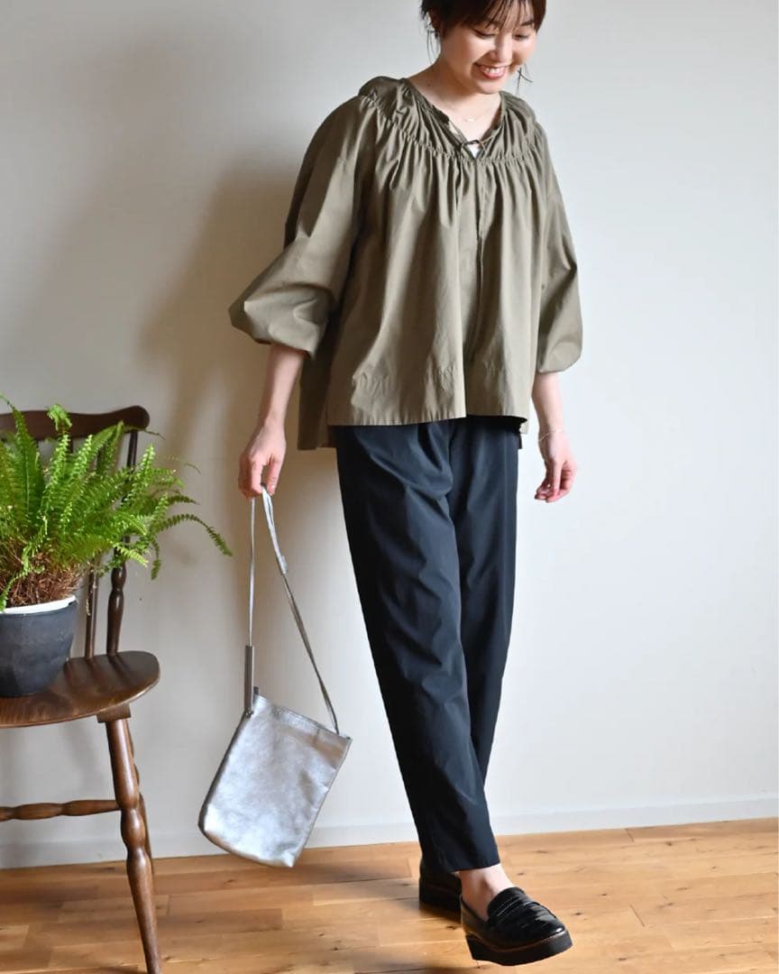 OUR　アワーホーム スッキリシルエットのテーパードパンツ　ネイビー