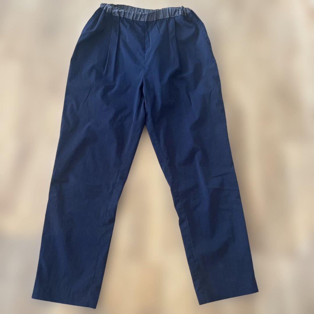 OUR　アワーホーム スッキリシルエットのテーパードパンツ　ネイビー