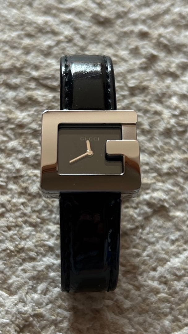 GUCCI黒いレザーバンドの時計