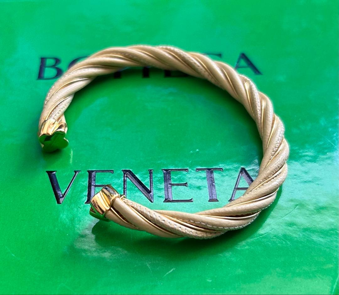 ボッテガヴェネタ AG925 レザー ツイスト バングル （ゴールドxベージュ）