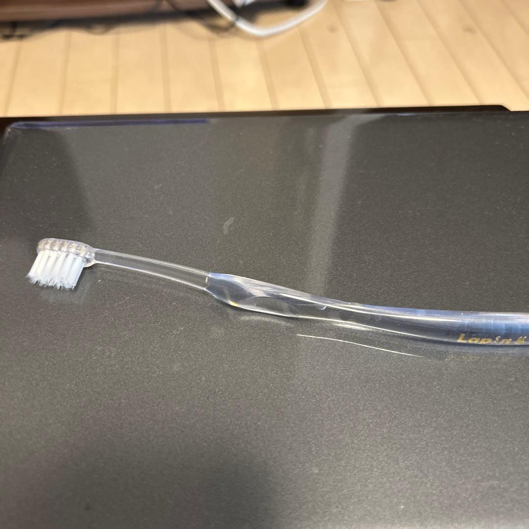 透明な柔らかめの歯ブラシ