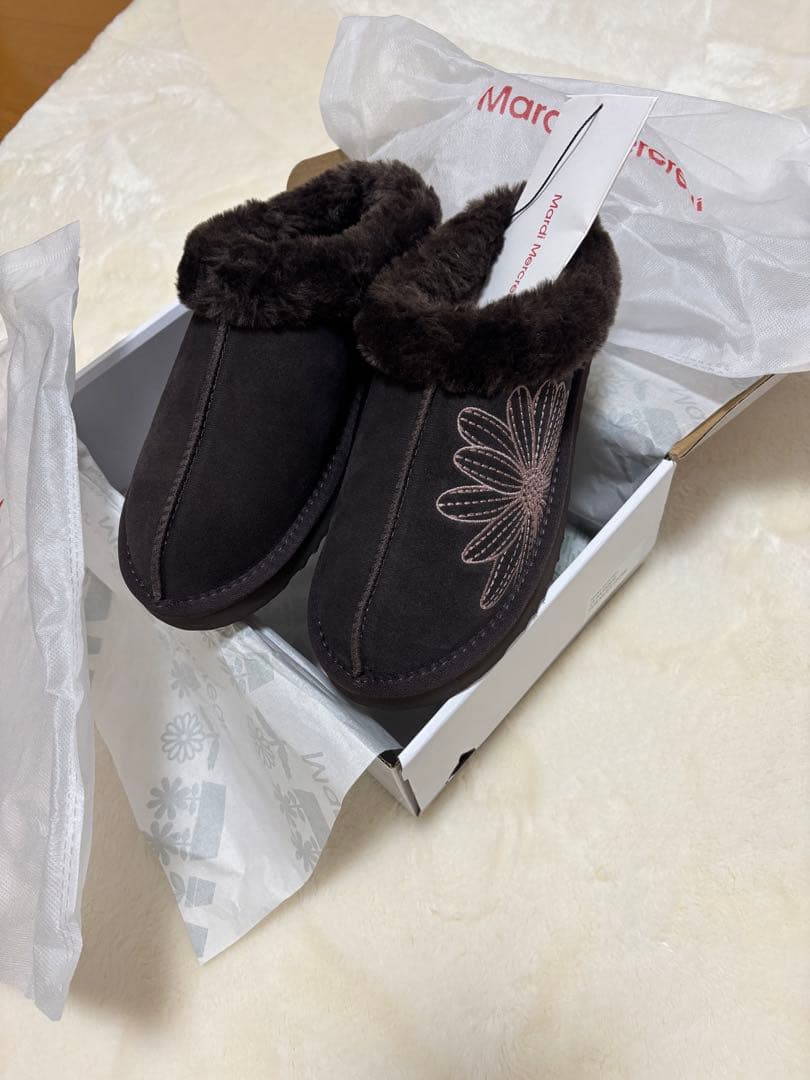 Mardi Mercredi 25 ブラウン 花柄ピンク刺繍 ムートンブーツ