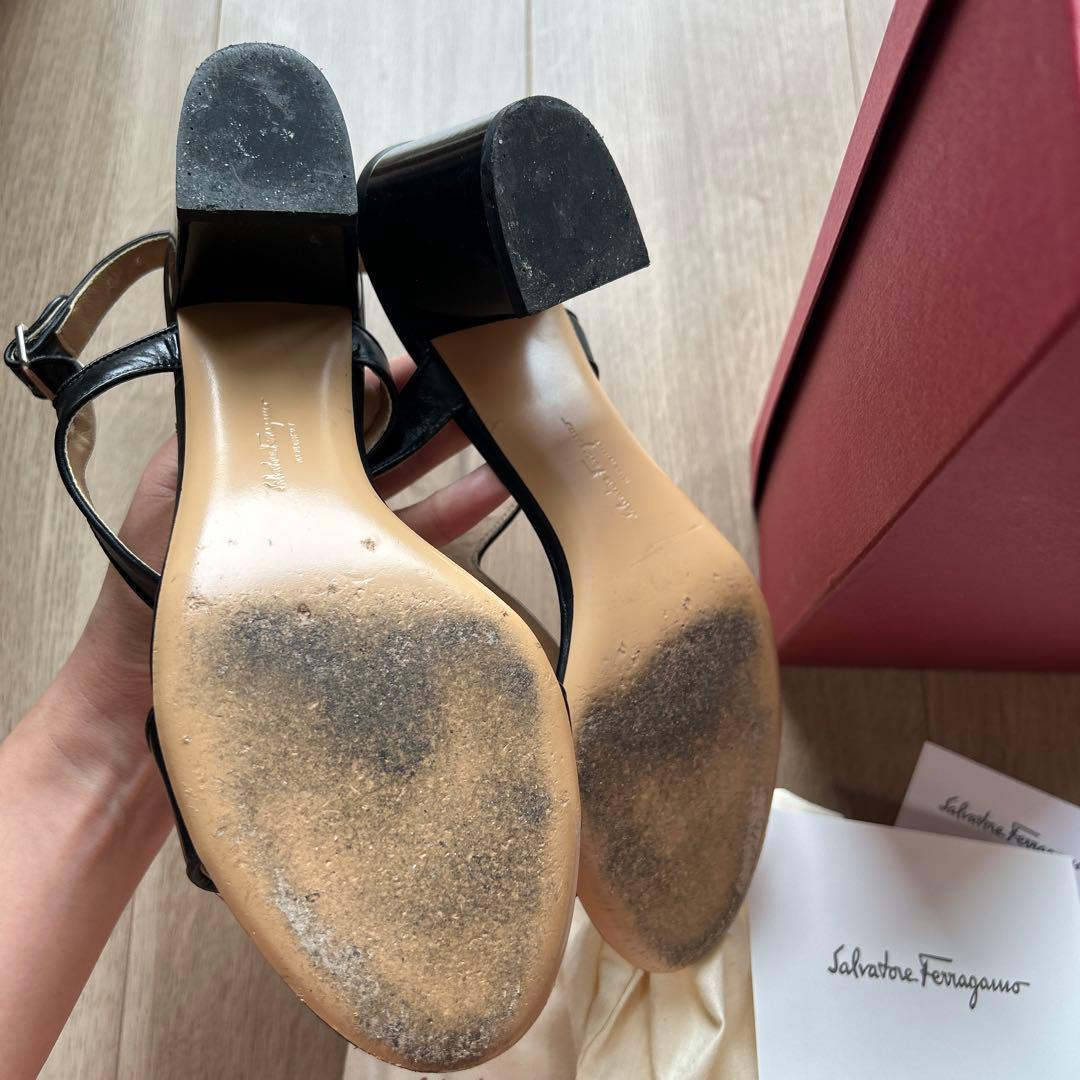 フェラガモ　シンプルでエレガントな黒サンダル25.5cm