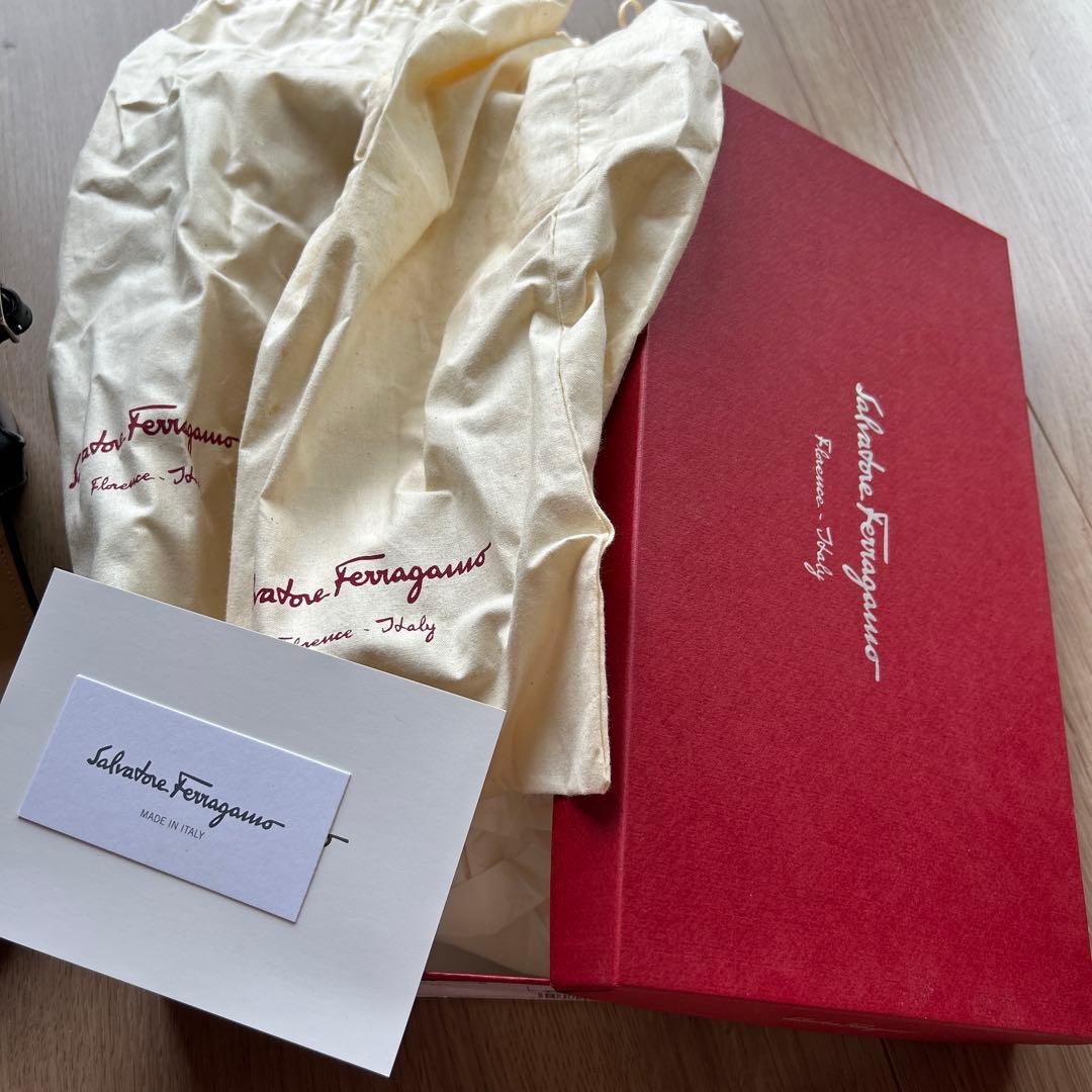 フェラガモ　シンプルでエレガントな黒サンダル25.5cm