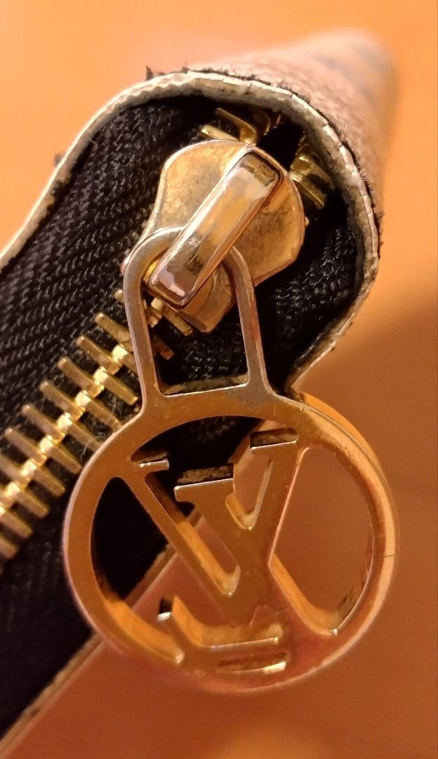 ルイヴィトン ジッピーウォレット ゲームオン