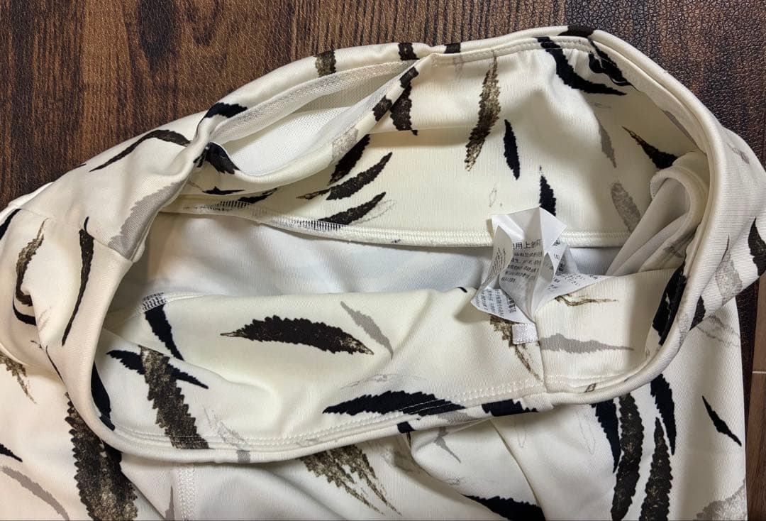 新品同　emmi yoga エミヨガ　ヨガウェア　フェザー柄　オフホワイト　S