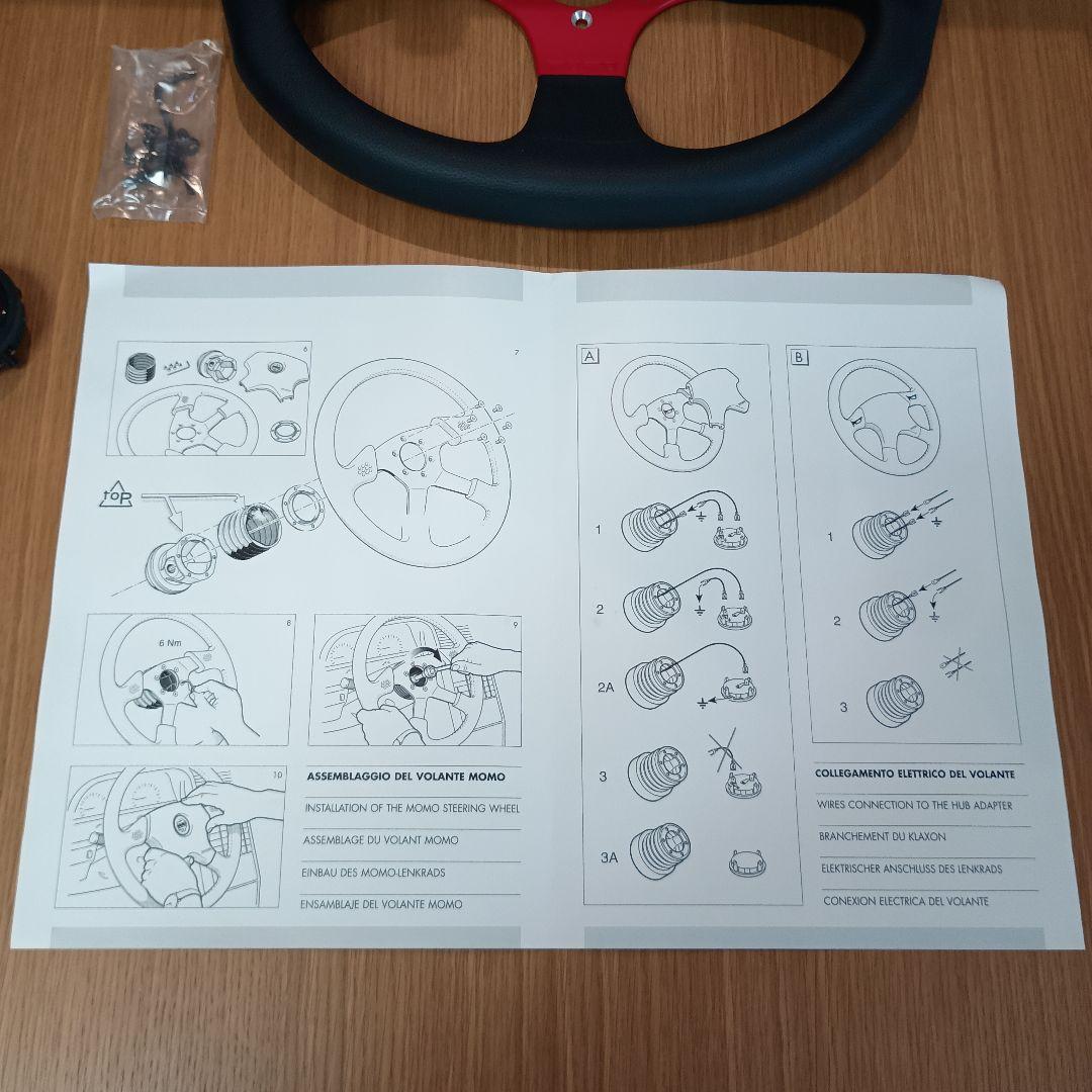 momo ステアリングホイール 赤黒