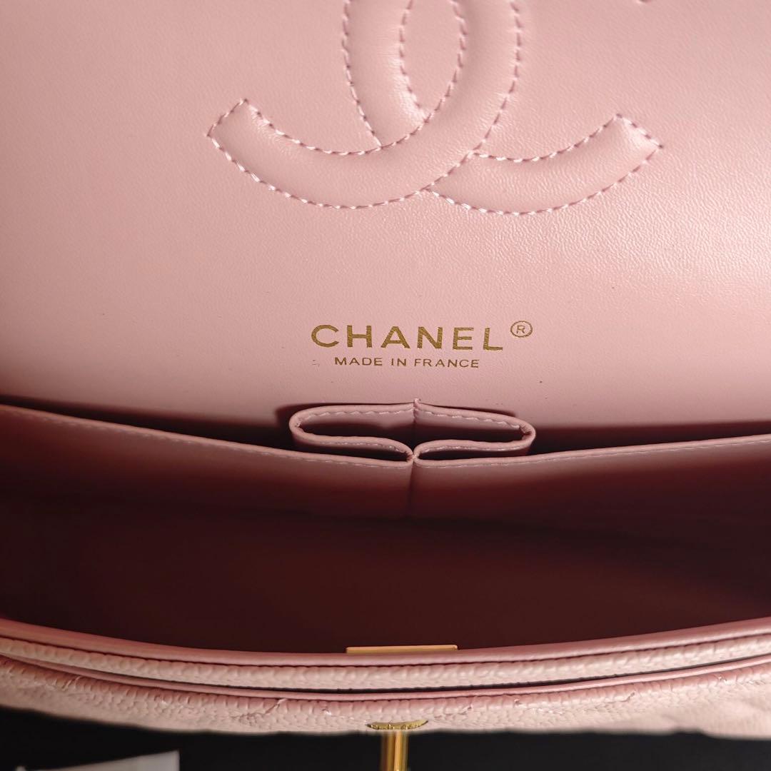 ピンクのキルティングデザインのショルダーバッグ、ゴールドチェーンストラップ付き