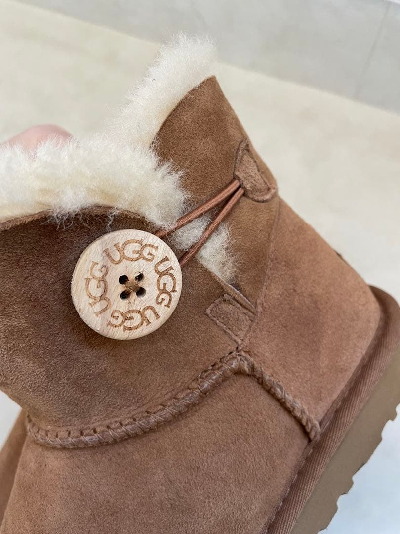 【新品・未使用】アグ(UGG)ミニベイリーボタン★チェスナット★ 36