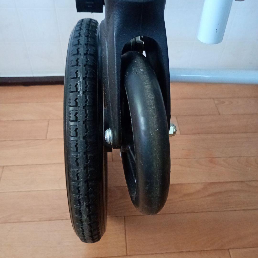 折りたたみ式黒い介助用車椅子　コンパクト車椅子 ノーパンクタイヤ