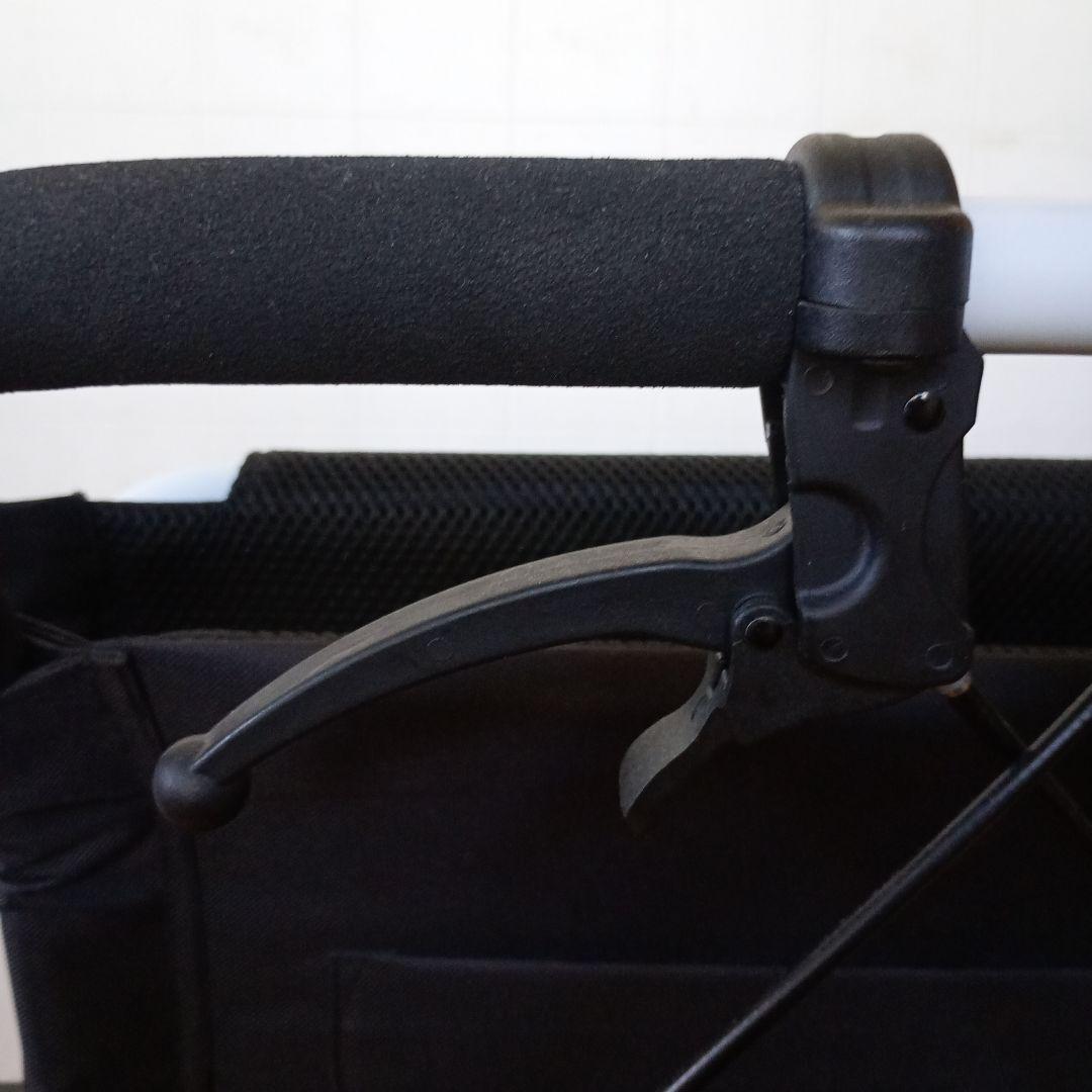 折りたたみ式黒い介助用車椅子　コンパクト車椅子 ノーパンクタイヤ