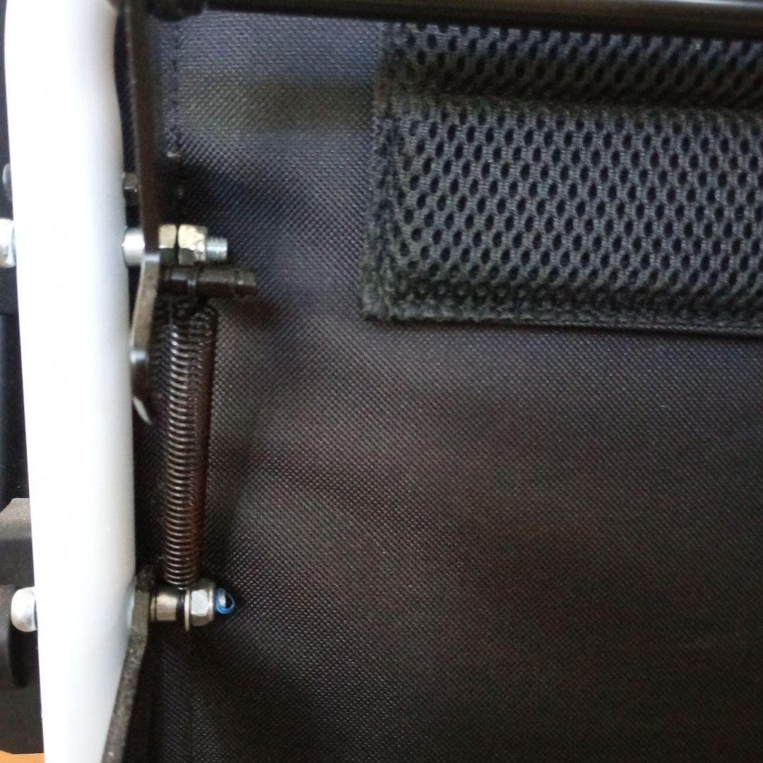 折りたたみ式黒い介助用車椅子　コンパクト車椅子 ノーパンクタイヤ