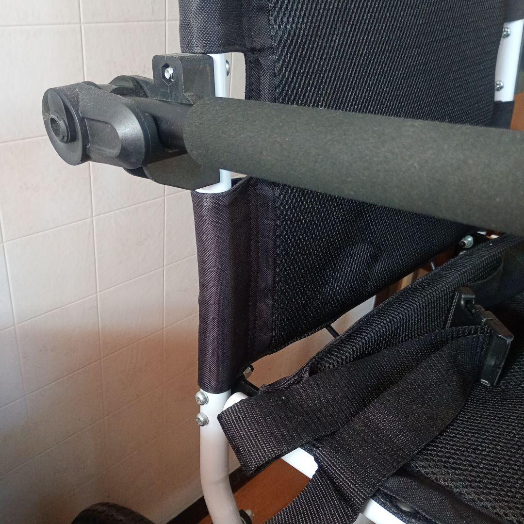 折りたたみ式黒い介助用車椅子　コンパクト車椅子 ノーパンクタイヤ