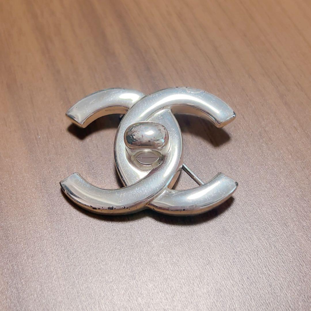 CHANEL シルバーブローチ ターンロックデザイン