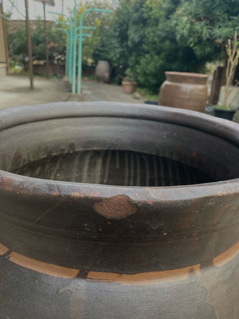 【古民具】大型 渋い黒釉 、ダークブラウン陶器の甕。 アンティークメダカ鉢。