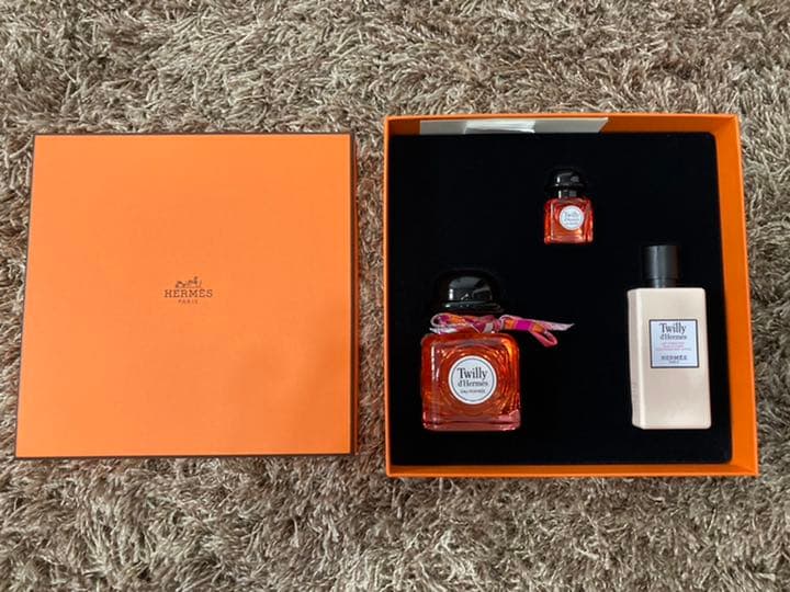 エルメス『ツイリー ドゥ エルメス オー ポワヴレ』