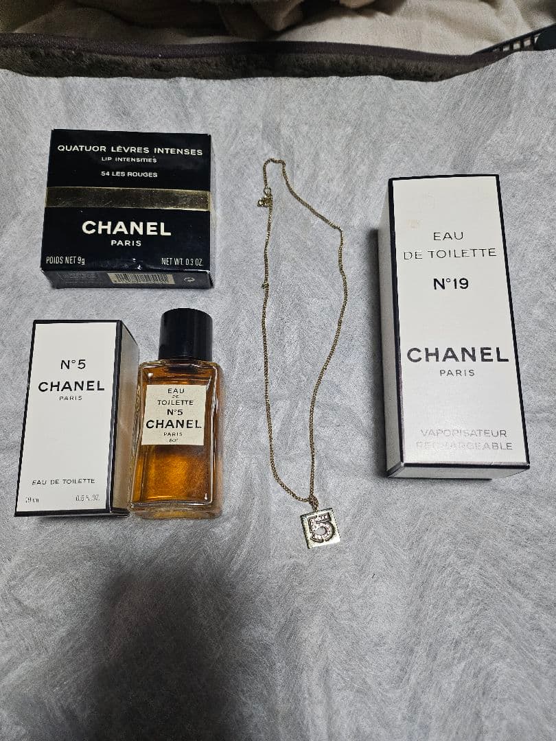 お買い得❗CHANEL N°5 & N°19 香水と化粧品とネックレスセット