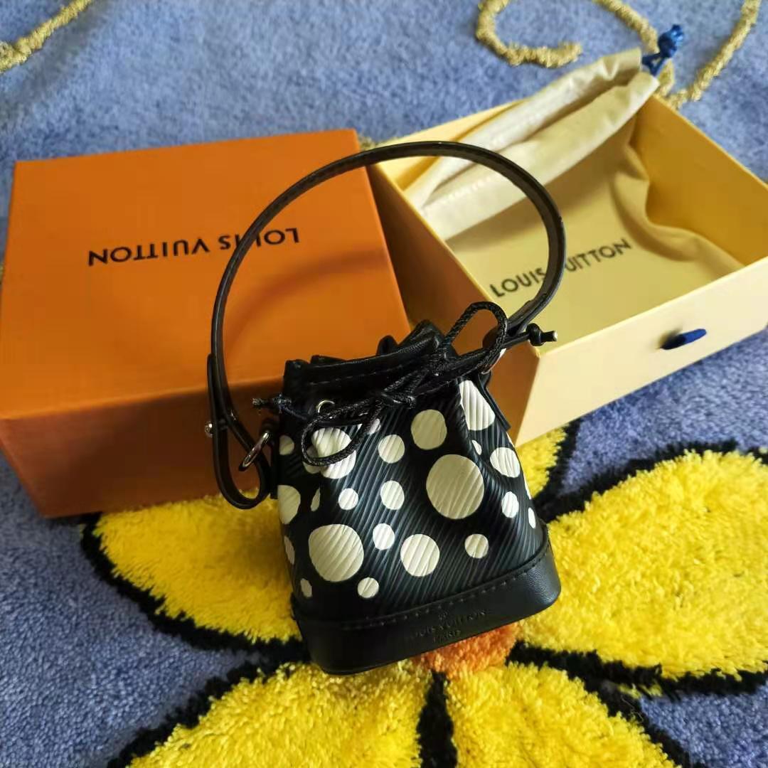 LOUIS VUITTON × 草間彌生ミニバケットバッグペンダント