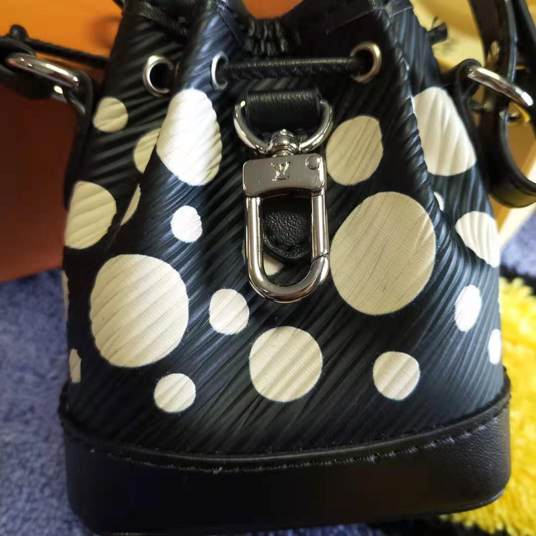 LOUIS VUITTON × 草間彌生ミニバケットバッグペンダント