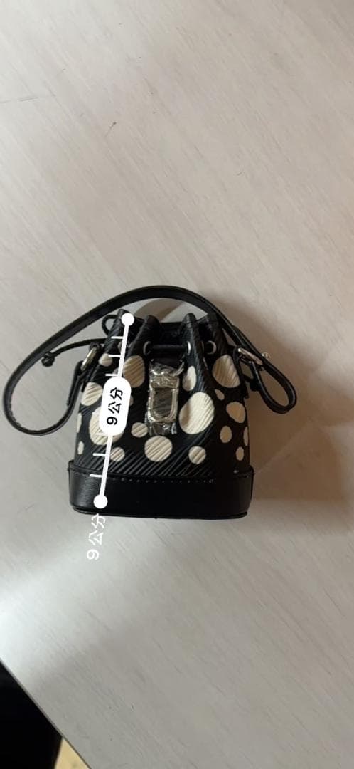 LOUIS VUITTON × 草間彌生ミニバケットバッグペンダント