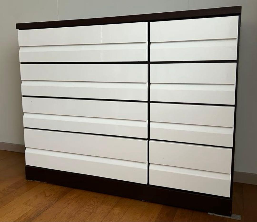 ダークブラウンの木製チェスト完成品