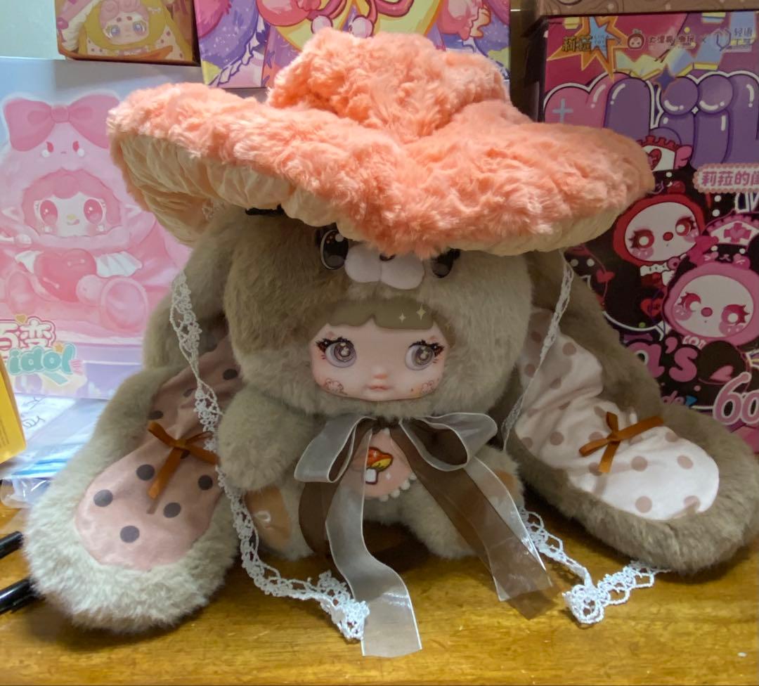 キノコの帽子と女の子ぬいぐるみ