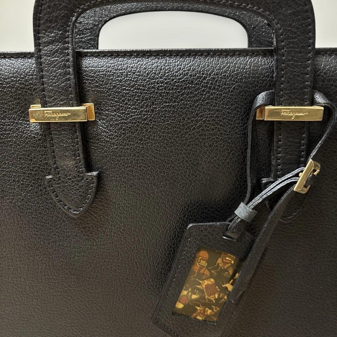 フェラガモ ビジネスバッグ オールレザー 3層 自立 ロゴ金具 ブリーフケース