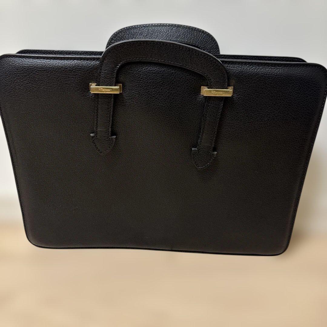フェラガモ ビジネスバッグ オールレザー 3層 自立 ロゴ金具 ブリーフケース