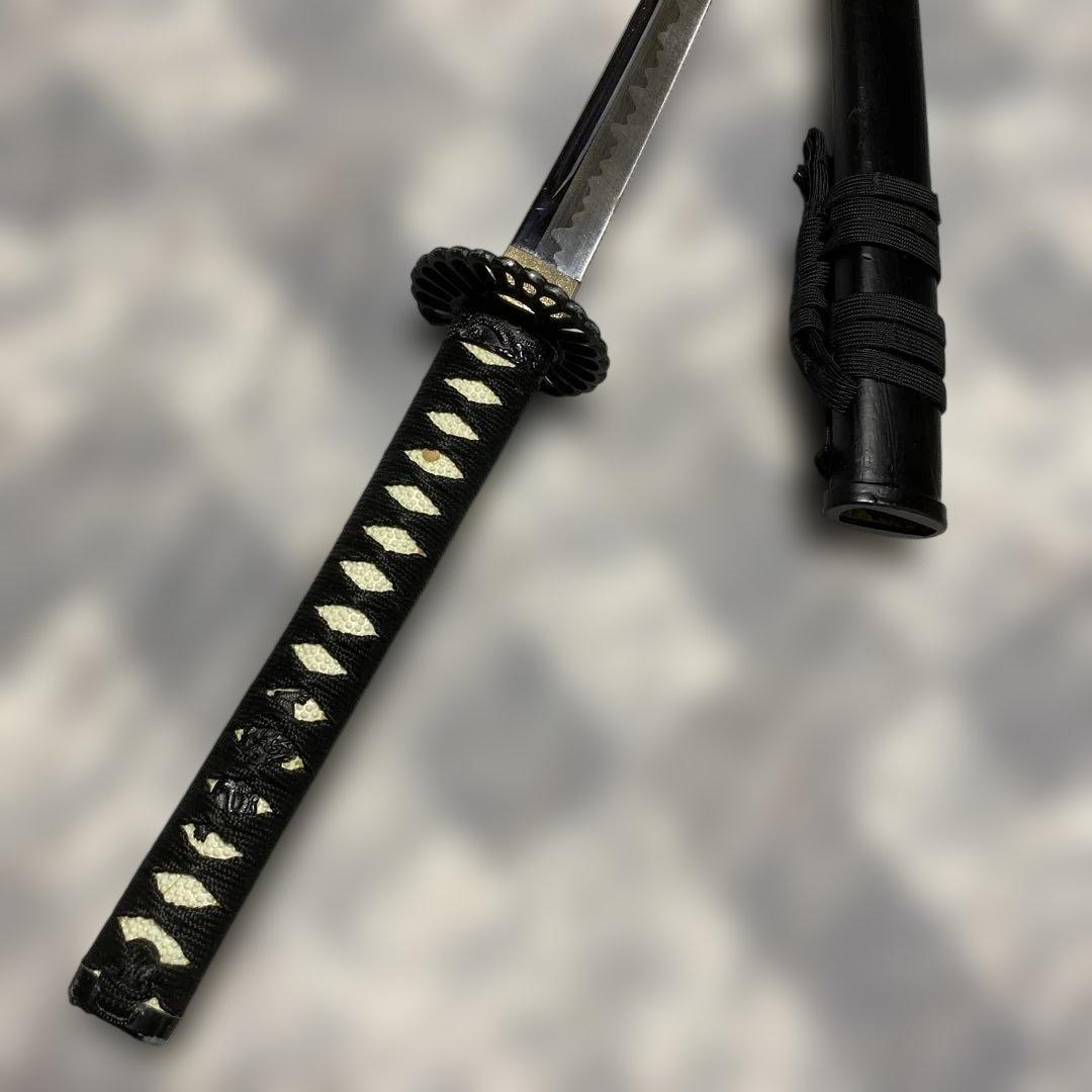 居合刀 黒柄 菊花透し丸鍔 黒木肌鞘