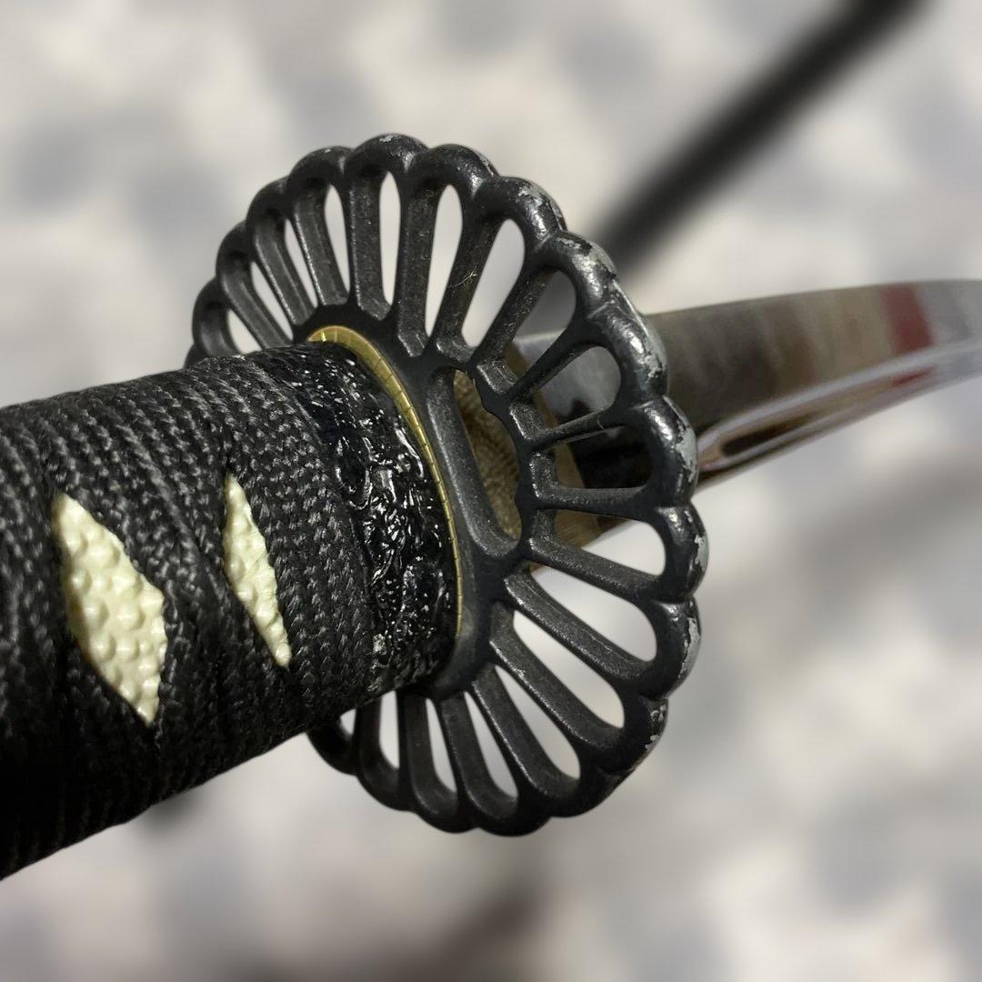 居合刀 黒柄 菊花透し丸鍔 黒木肌鞘