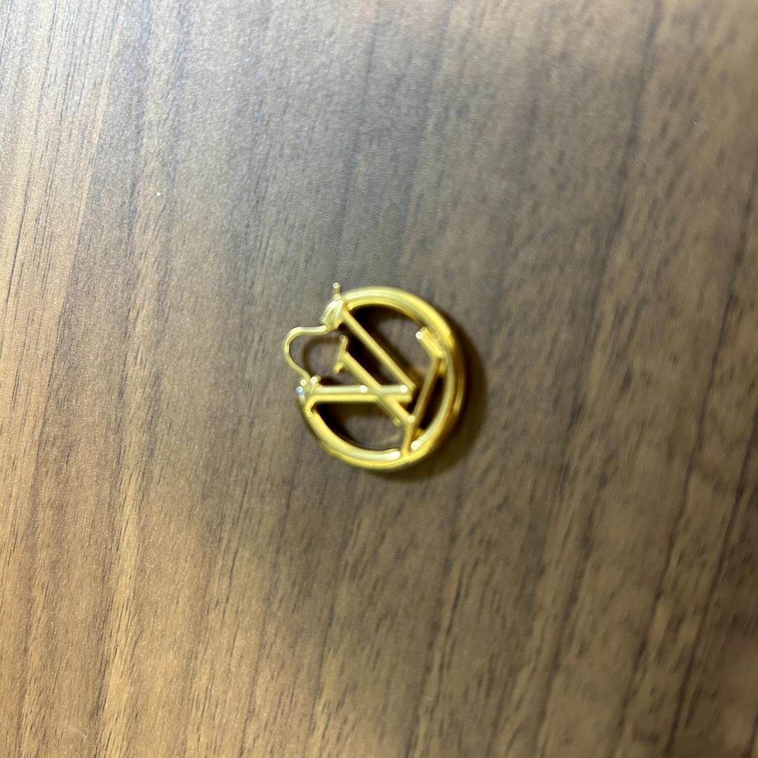 ルイヴィトンゴールド ロゴデザイン ピアス(片耳用)