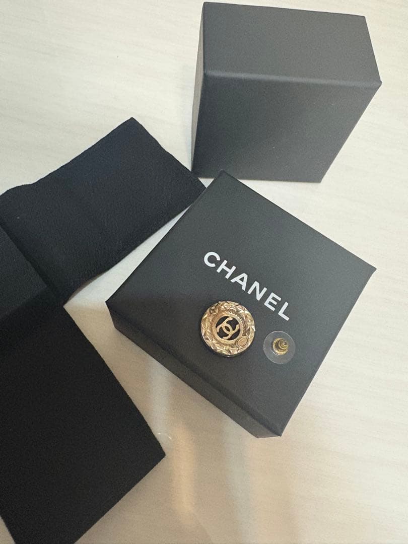 【お値下げ】CHANEL ロゴ入りゴールドピアス