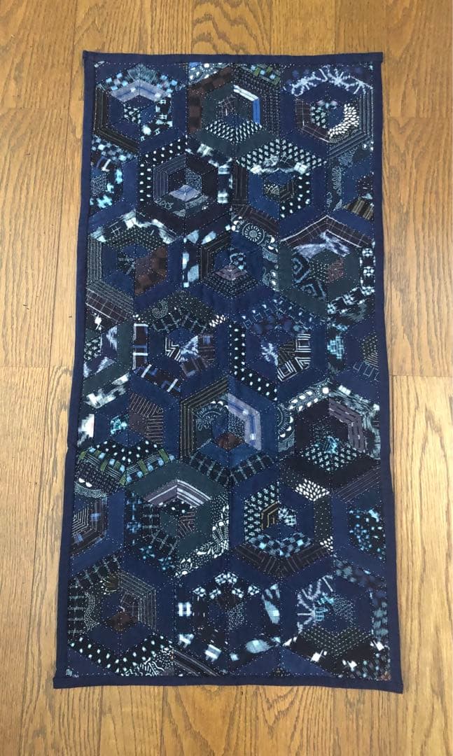 絣の亀甲柄のたタペストリー　テーブルセンター　約91 x 46cm