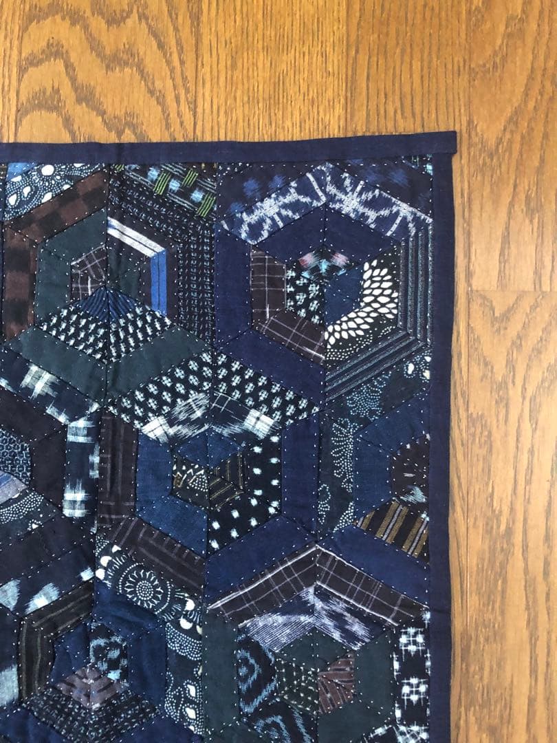 絣の亀甲柄のたタペストリー　テーブルセンター　約91 x 46cm