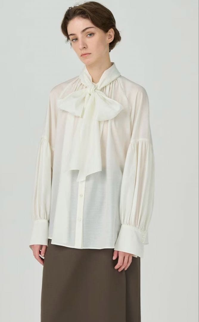 グレースコンチネンタルタイ付ギャザーシャツ