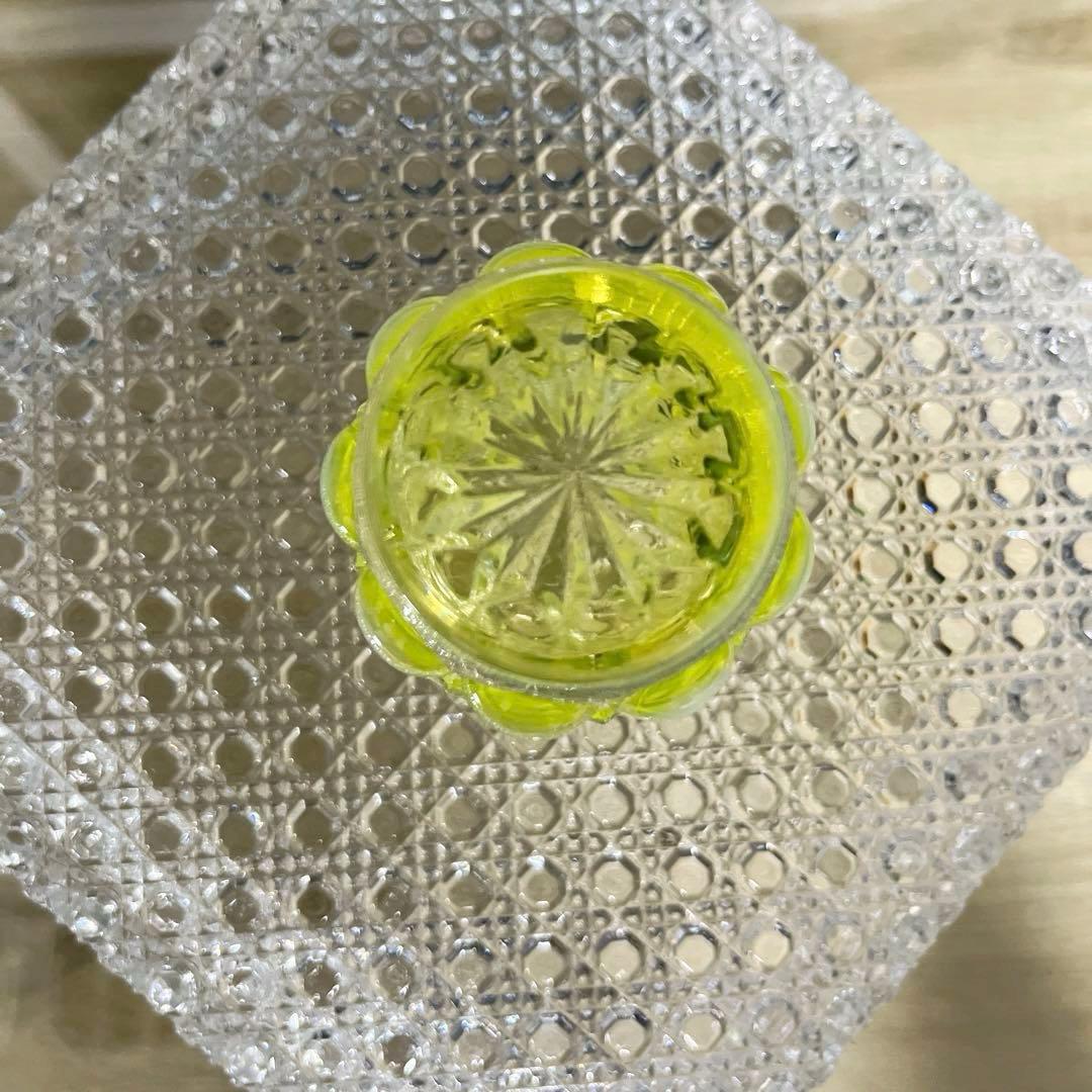 骨董　時代プレス　乳白色暈し　オパールセント カナリアイエロー猪口　盃　ウラン