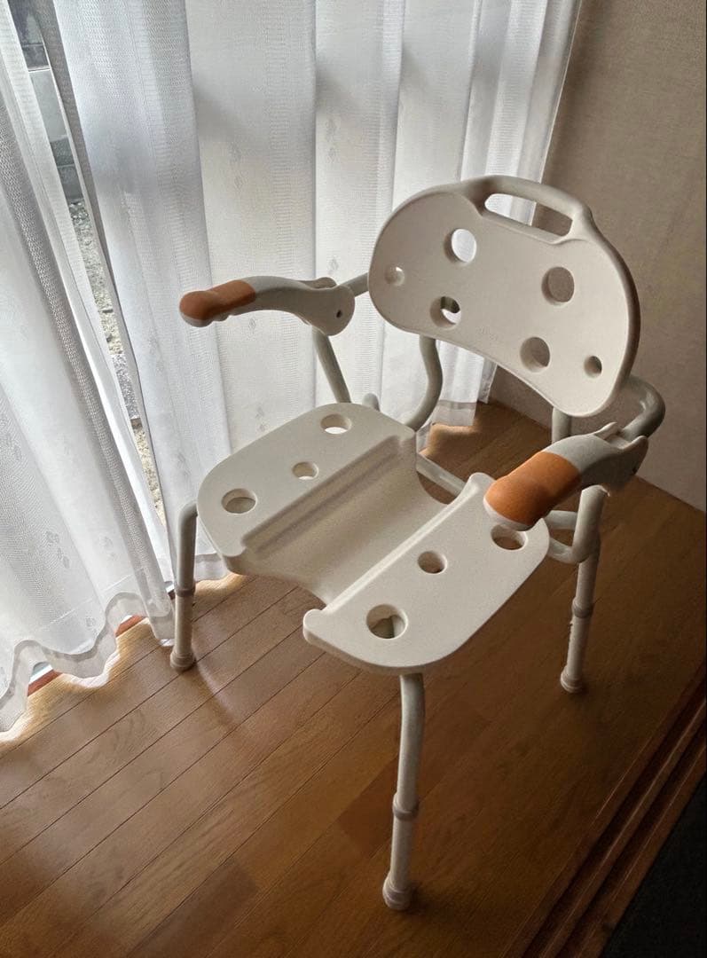 アロン化成　肘掛け付きシャワーイス