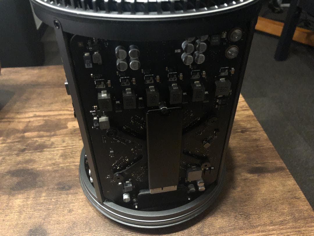 Mac Pro 2013 ジャンク品 (PC本体のみ、モニターは付属しません)