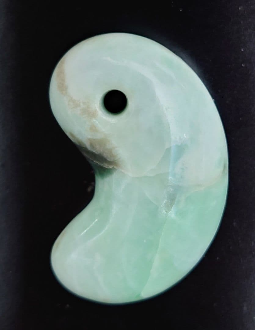 糸魚川翡翠　勾玉