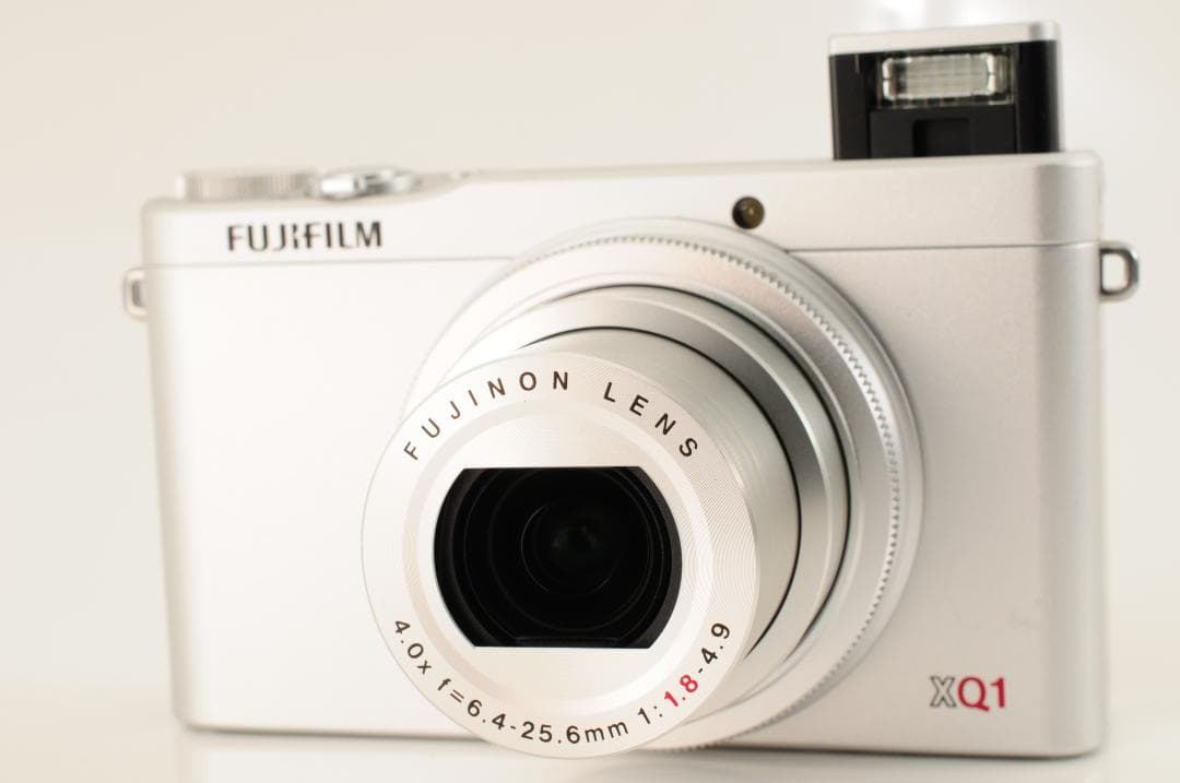 【美品 】 フジフイルム FUJIFILM XQ1 シルバー コンパクトカメラ